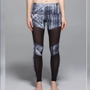 Lululemon Hot to street pant 
Color is Heat wave white/black